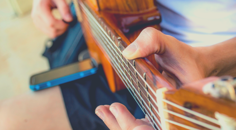 Partition Guitariste débutant : combien de temps pour apprendre la guitare ?