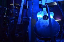 Guitare acoustique ou électrique : quel instrument choisir ?