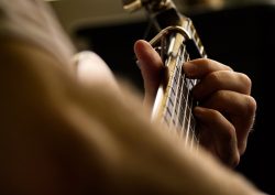 Le fingerpicking : cette technique de guitare en vogue