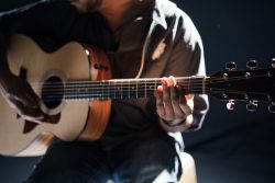 Quelle guitare choisir : acoustique ou électro-acoustique ?