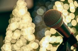 Du karaoké à la guitare : pourquoi les fans de chant adorent s&rsquo;accompagner