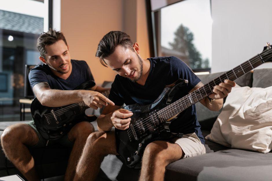 Apprendre la guitare en Belgique : cours particuliers, écoles ou autodidacte ?