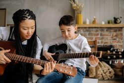 Apprendre la guitare en Belgique : cours particuliers, écoles ou autodidacte ?